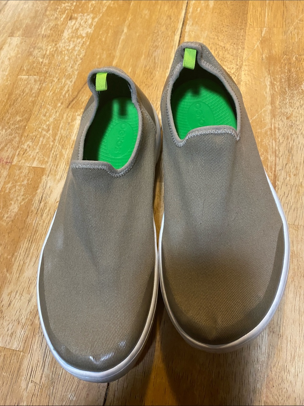 Beautiful OOFOS Slip-On Flats in Olive with Bright Green Insole very comfortable